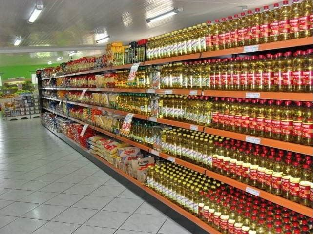 Prateleira com itens da cesta básica