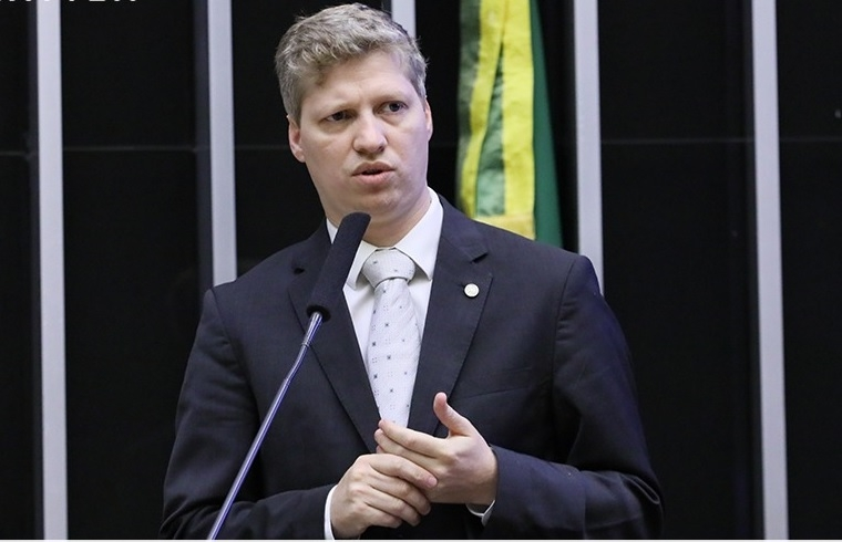 Marcel van Hattem na tribuna ca Câmara dos Desputados