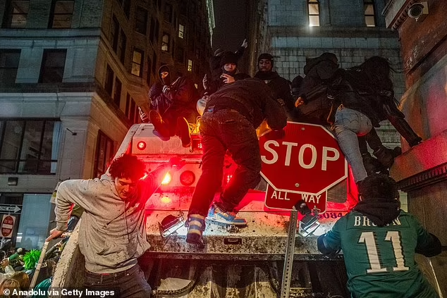Super Bowl: Torcedores do Eagles Tomam as Ruas da Filadélfia