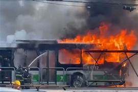 Avião colide comônibus ao fazer pouso de emergência