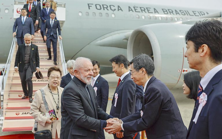 Lula desembarca no Japão