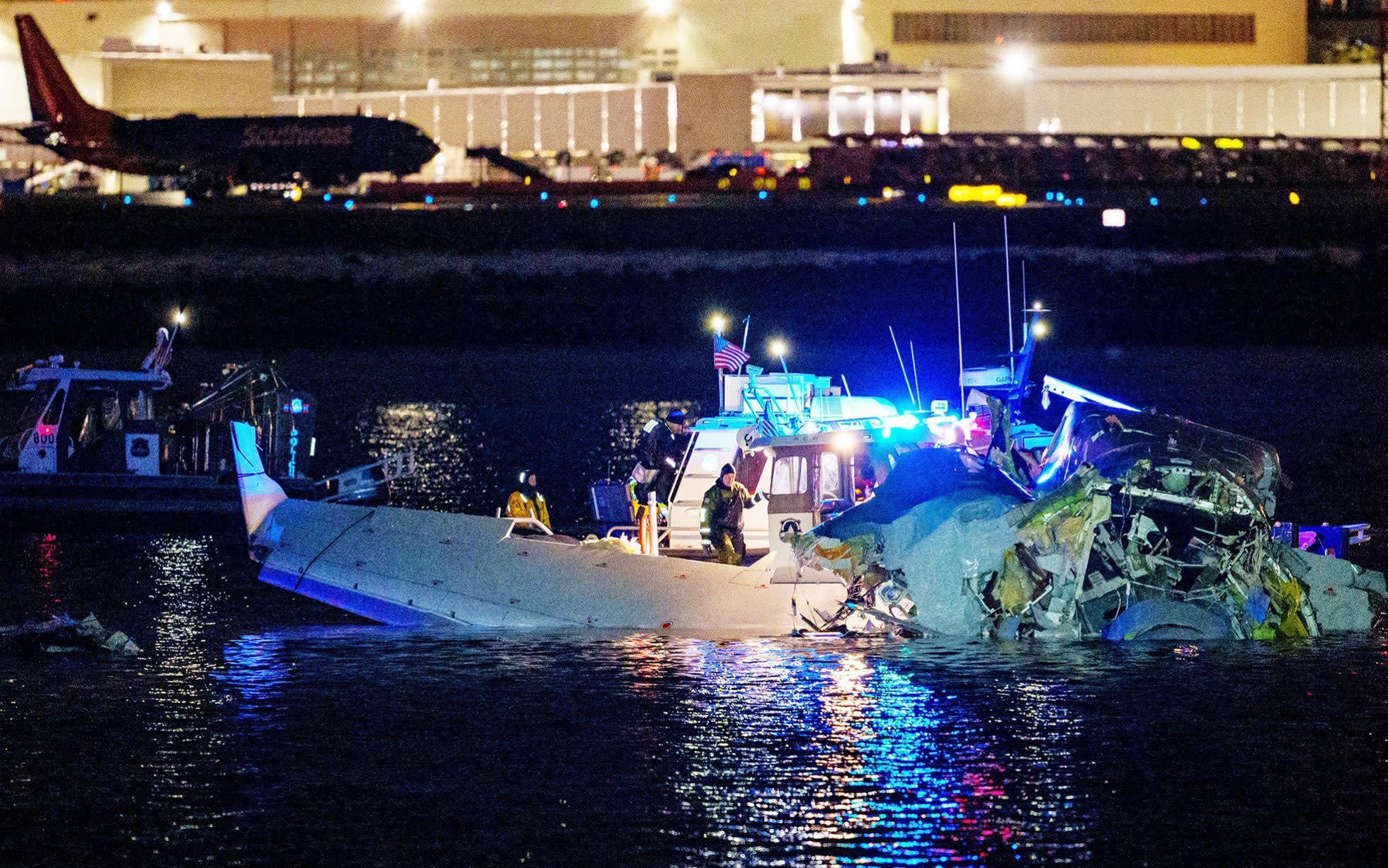 Avião e Helicóptero Colidem no Rio Potomac em Washington, DC